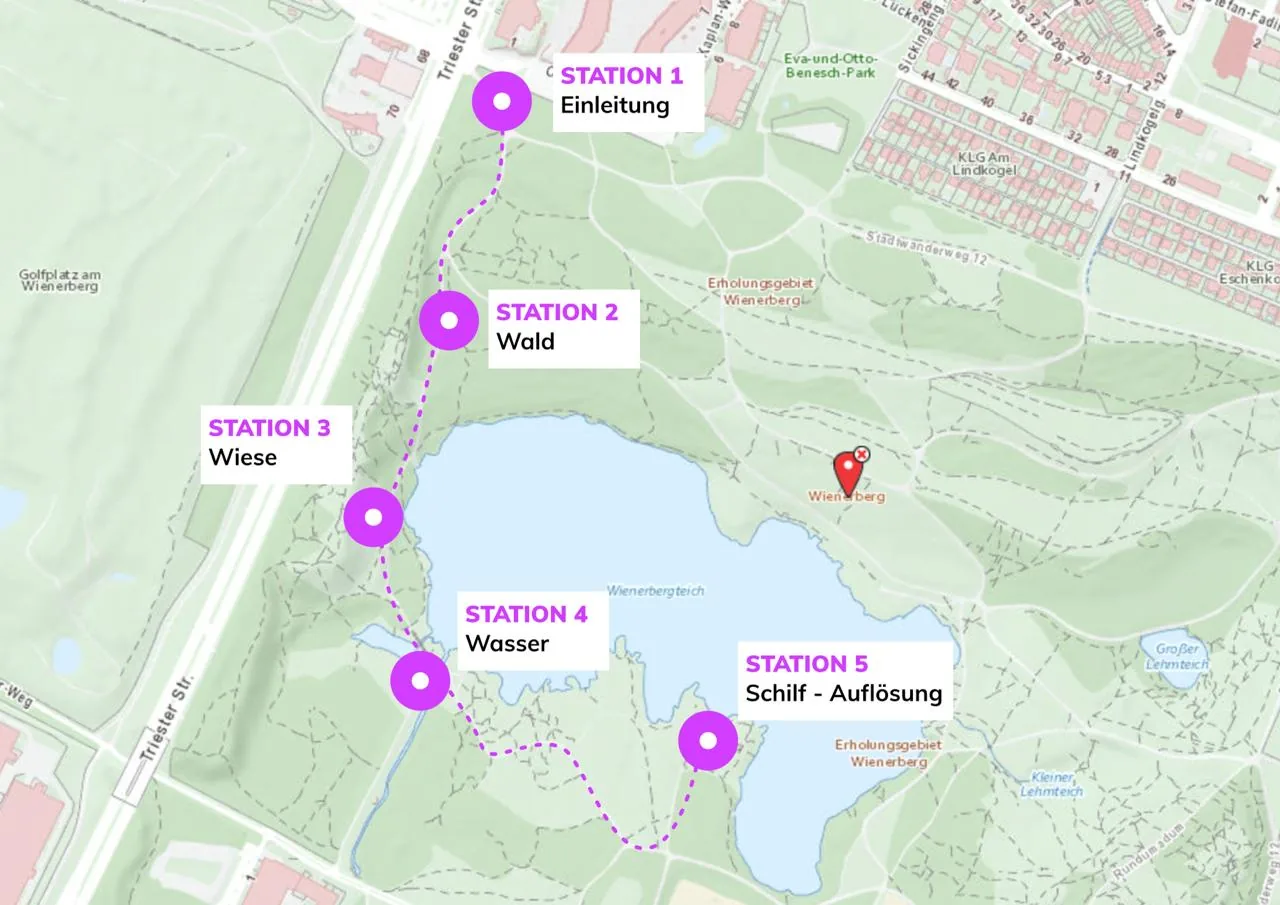 Übersichtskarte des Wienerbergs: Fünf pinke Stationsmarken liegen an einer gestrichelten Route, die am Haupteingang an der Triester Straße beginnt, westlich am Wienerbergteich entlangführt und im Schilfgebiet südlich des Teichs endet. Beschriftet sind Station 1 Einleitung, 2 Wald, 3 Wiese, 4 Wasser und 5 Schilf – Auflösung. Die Grundkarte zeigt Wege, Grünflächen, Gewässer und Gebäude des Erholungsgebiets Wienerberg.